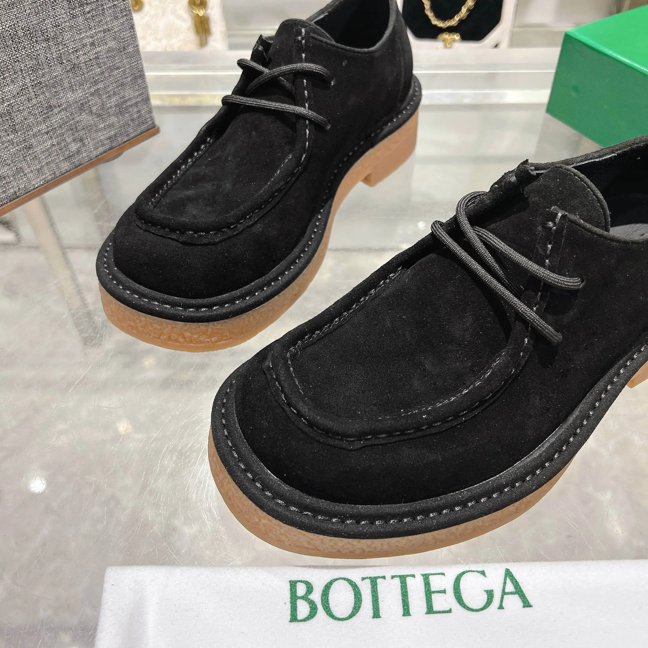 [BV] Top P: 740💰Size for couples: 35-44 (Female 40, Male 38 45, custom-made, non-refundable) Bottega Veneta classic Bottega Veneta counter model! Big square head! Strappy deep-mouth shoes! Reproduction of the original board! The feet are super domineering! Original molded outsole! High-grade mercerized cow velvet! Solid color Niuli!